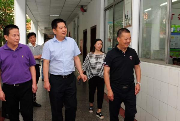 蘇華視察德陽外國(guó)語學(xué)校指導(dǎo)工作