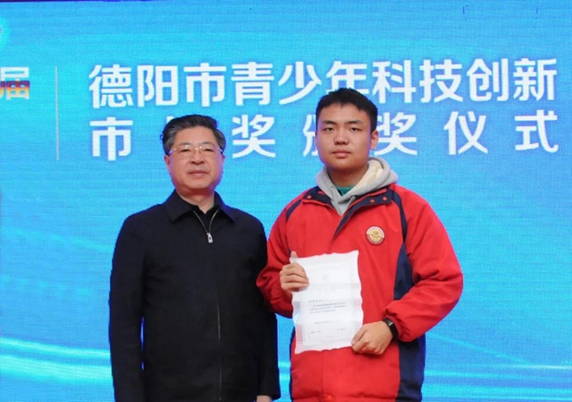 市長何禮為高2021屆5班學(xué)生周競楠頒發(fā)青少年科創(chuàng)市長獎，鼓勵孩子們成為拔尖創(chuàng)新人才。_副本.jpg