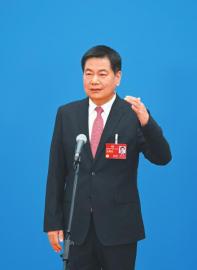 3月7日，“委員通道”集體采訪活動上，住川全國政協(xié)委員蘇華接受媒體采訪。 　　新華社記者 陳曄華 攝.jpg